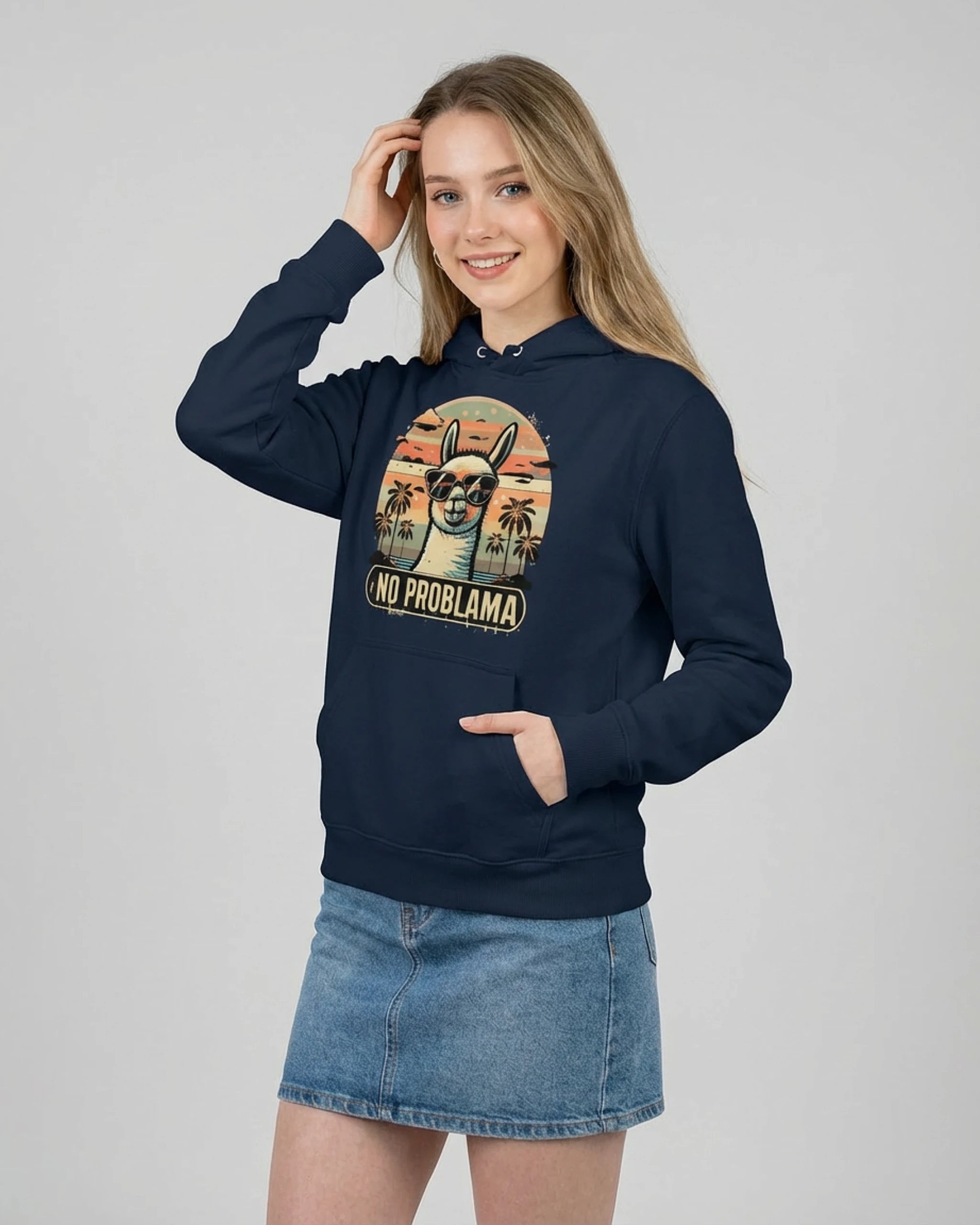 Lässiger Kapuzenpullover für Damen: Der "No Problama" Hoodie in French Navy, Frontansicht am Model.