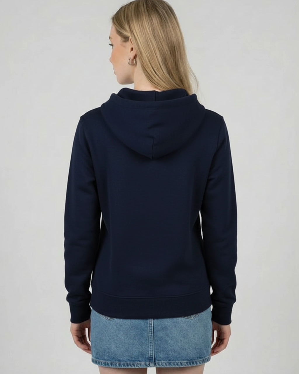 Rückansicht des "No Problama" Hoodies für Damen in French Navy, zeigt den cleanen Rücken und die Passform.