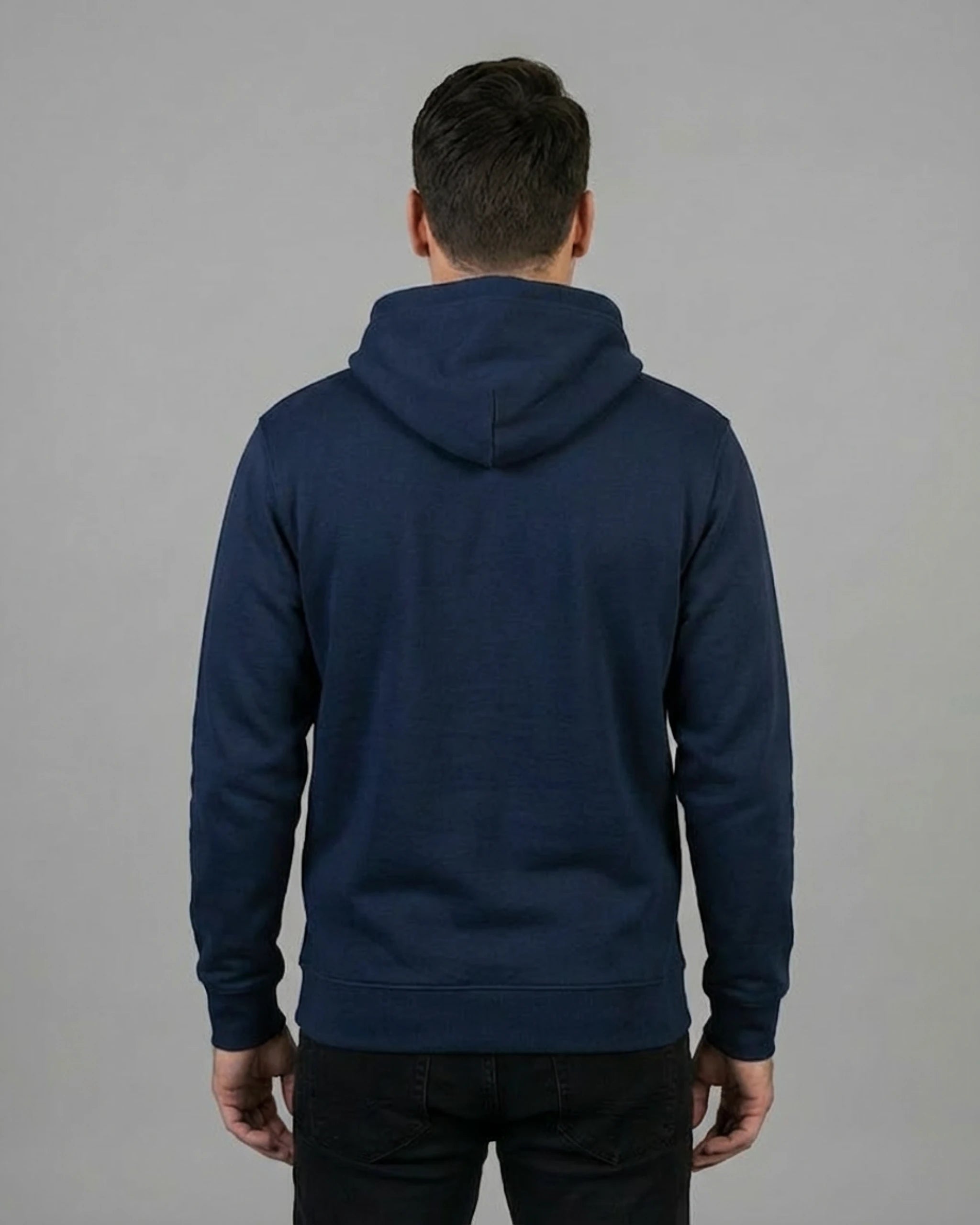 Rückansicht des "No Problama" Hoodies für Herren in French Navy aus nachhaltiger Bio-Baumwolle.