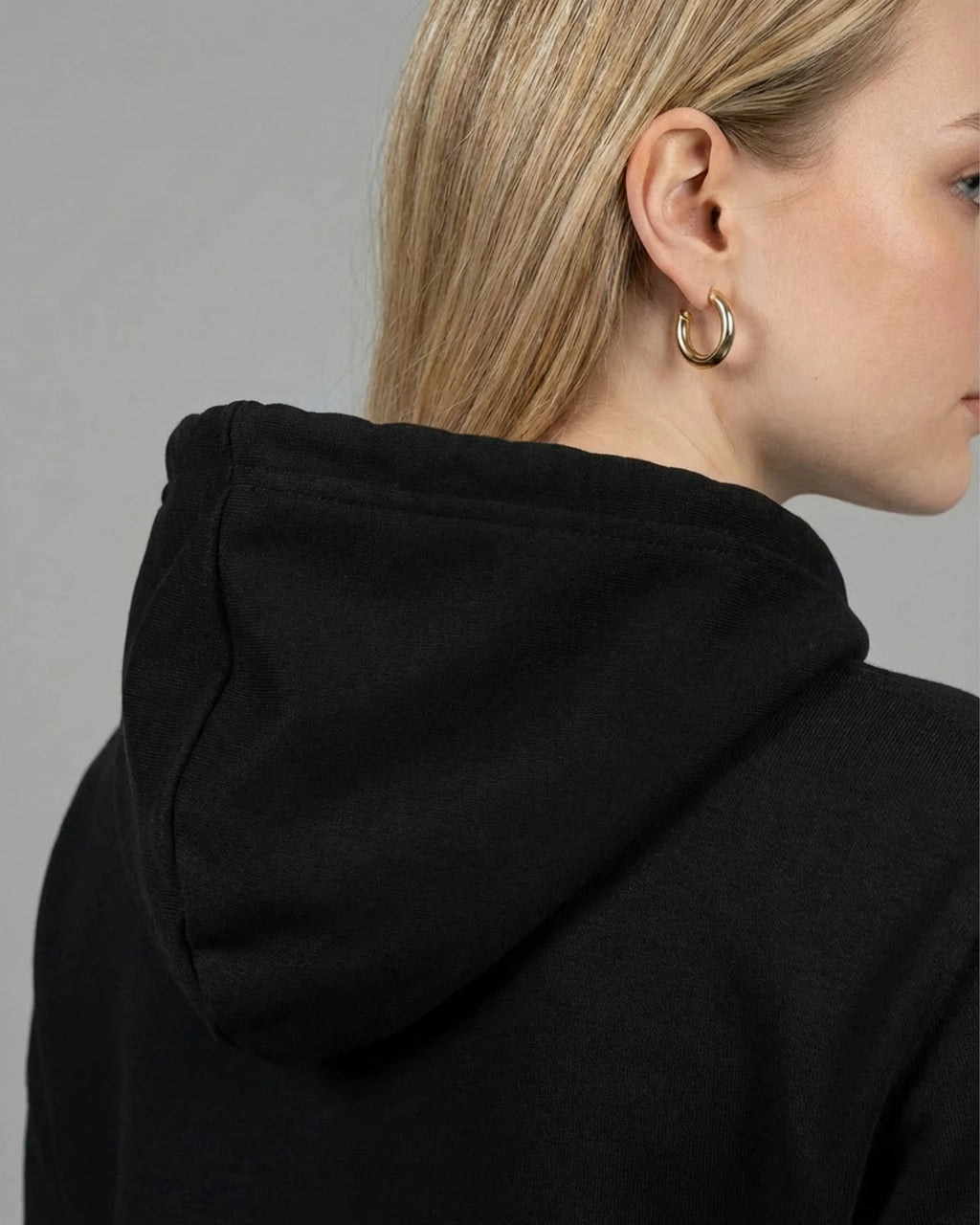 Nahaufnahme der gefütterten Kapuze und der Stoffstruktur des "No Problama" Hoodies in Schwarz.