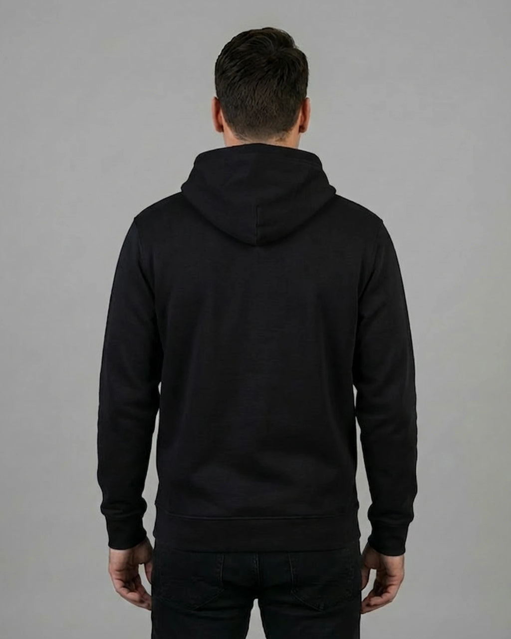Rückansicht des "No Problama" Hoodies für Herren in Schwarz aus nachhaltiger Bio-Baumwolle.