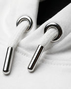 Detailaufnahme der hochwertigen Kordeln mit Metallenden am "No Problama" Hoodie in Weiss.