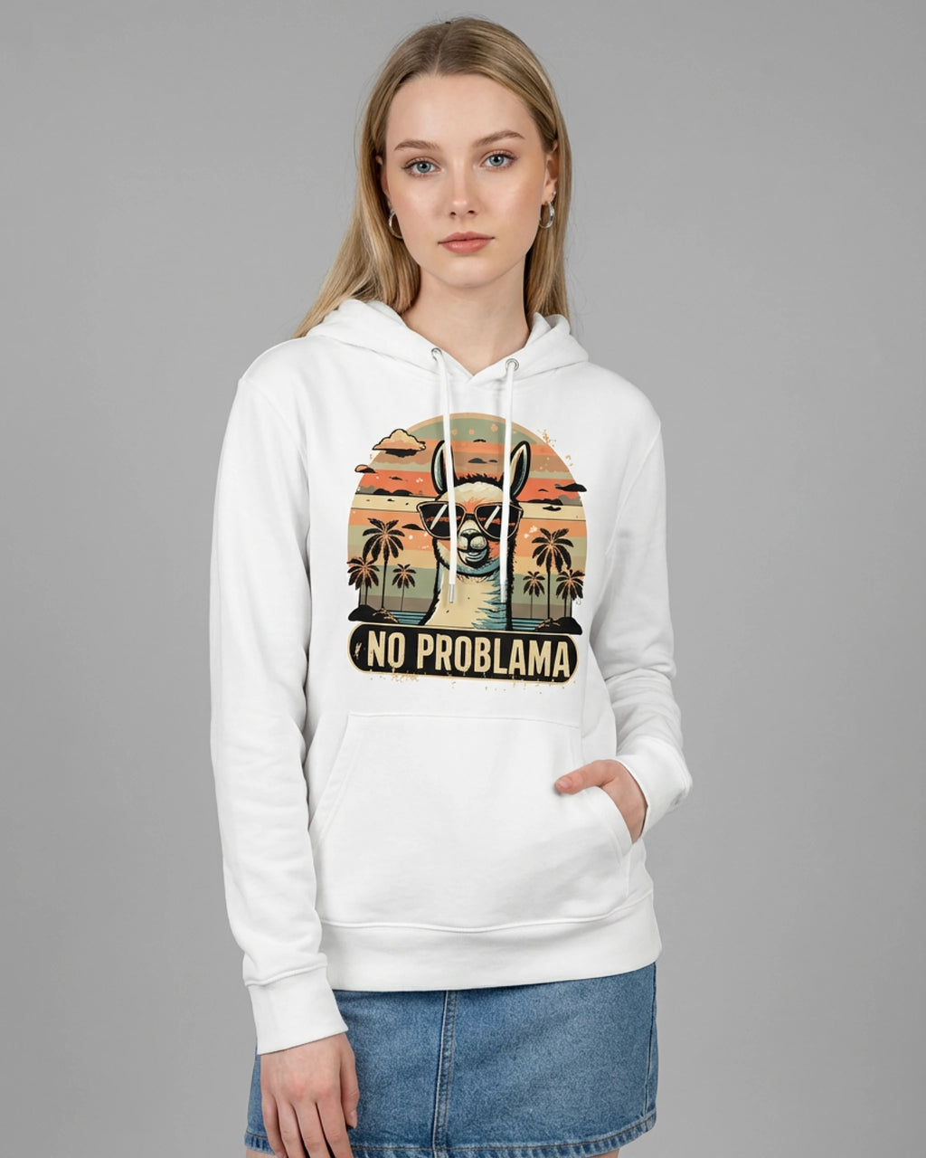 Lässiger Kapuzenpullover für Damen: Der "No Problama" Hoodie in Weiss, Frontansicht am Model.