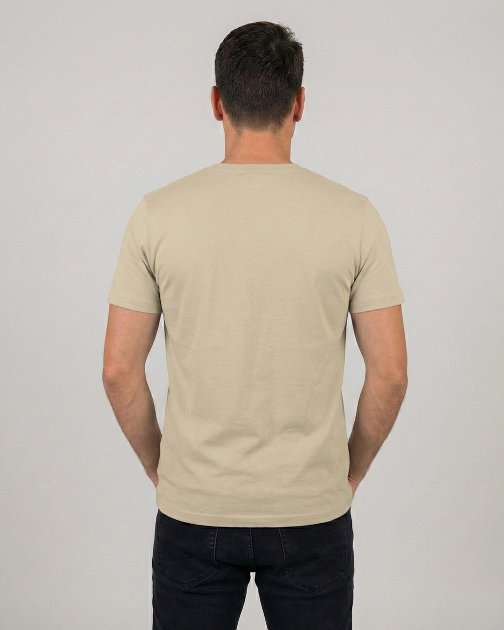 Rückansicht des "No Problama" T-Shirts für Herren in Desert Dust aus nachhaltiger Bio-Baumwolle.
