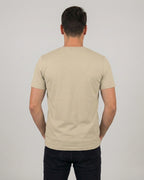 Rückansicht des "No Problama" T-Shirts für Herren in Desert Dust aus nachhaltiger Bio-Baumwolle.
