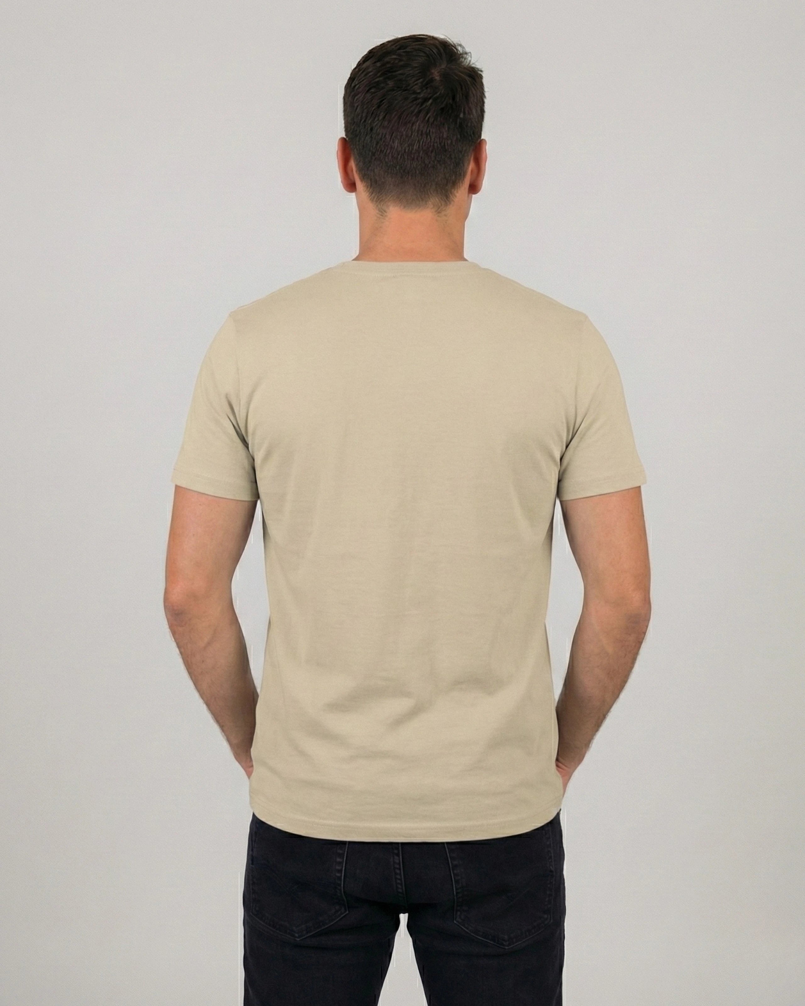 Rückansicht des "No Problama" T-Shirts für Herren in Desert Dust aus nachhaltiger Bio-Baumwolle.