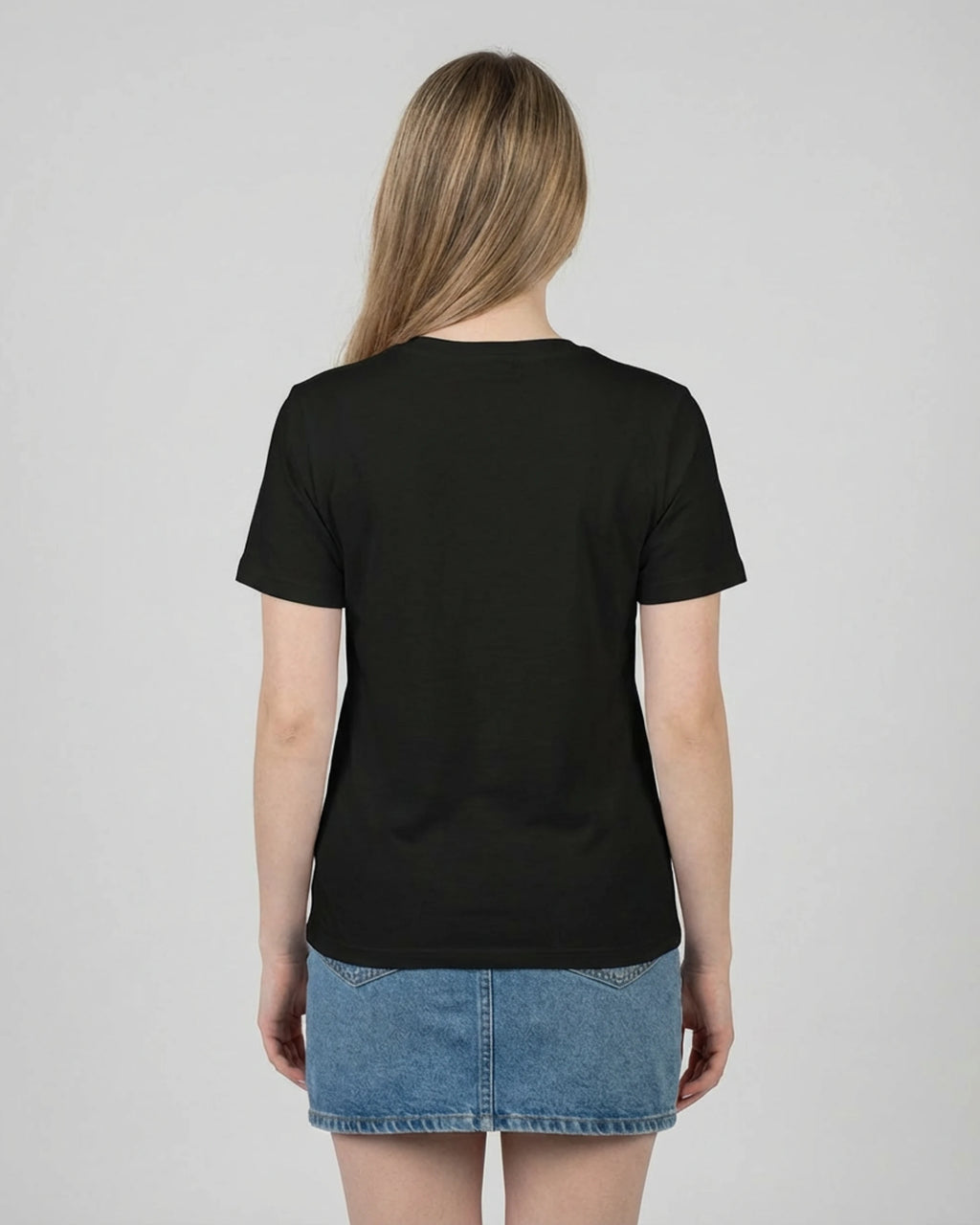 Rückansicht des "No Problama" T-Shirts für Damen in Schwarz, zeigt den cleanen Rücken und die Passform.
