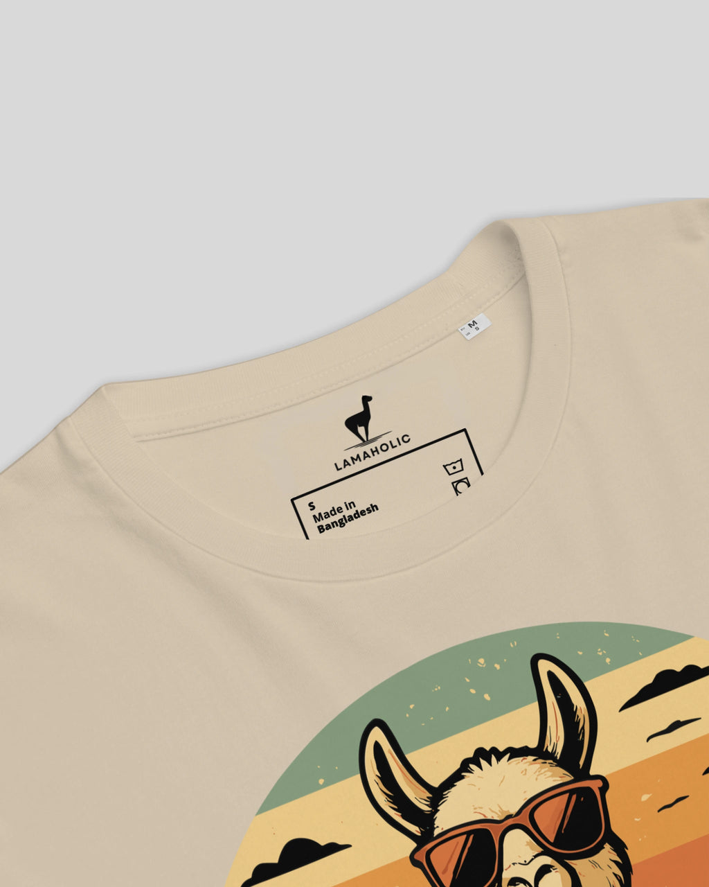 Namaste T-Shirt "Lamaste" in Desert, Detailansicht des Nacken-Labels. Ideales Geschenk für Yogis.