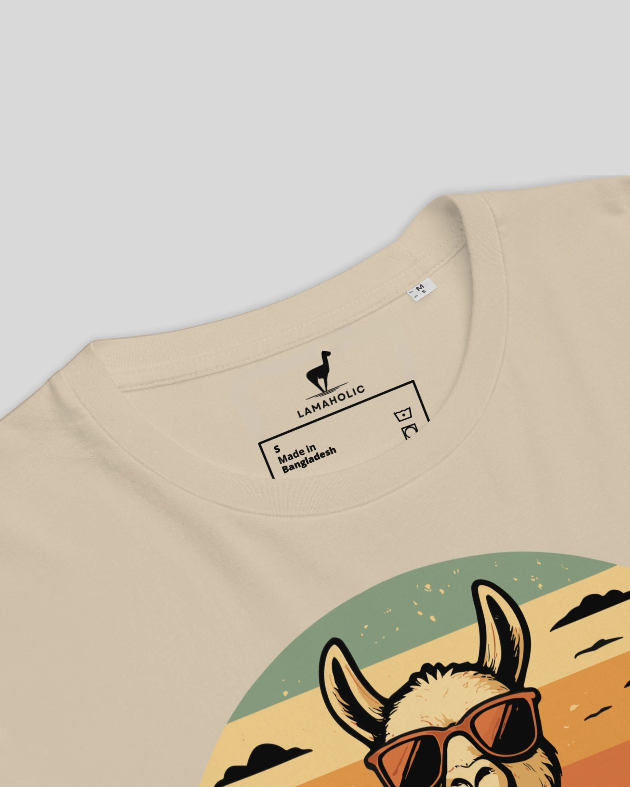 Namaste T-Shirt "Lamaste" in Desert, Detailansicht des Nacken-Labels. Ideales Geschenk für Yogis.