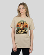 Meditations T-Shirt "Lamaste" für Frauen in Desert, Frontansicht am Model. Für mehr Achtsamkeit im Alltag.