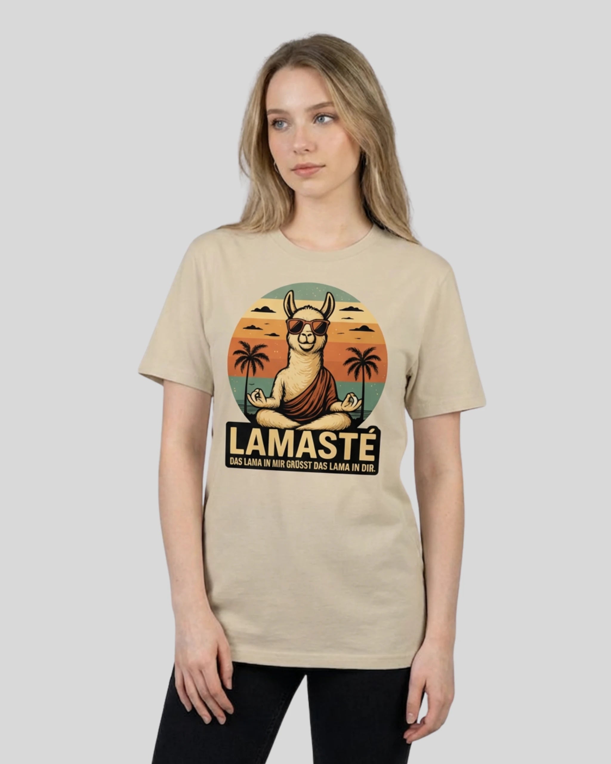 Meditations T-Shirt "Lamaste" für Frauen in Desert, Frontansicht am Model. Für mehr Achtsamkeit im Alltag.