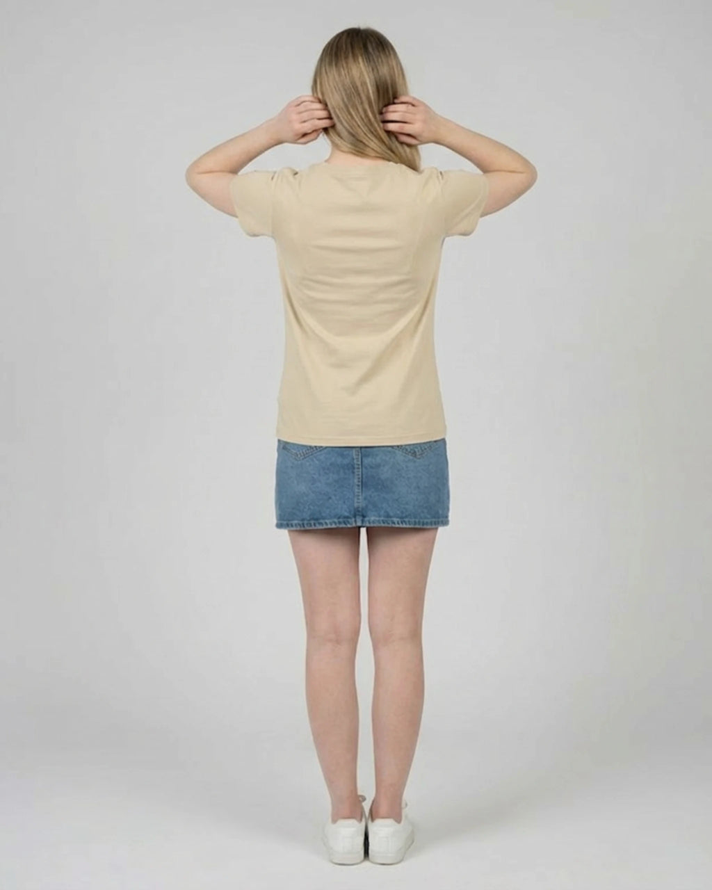 Achtsamkeits T-Shirt "Lamaste" für Frauen in Desert, Rückenansicht am Model. Zeige deine spirituelle Seite.