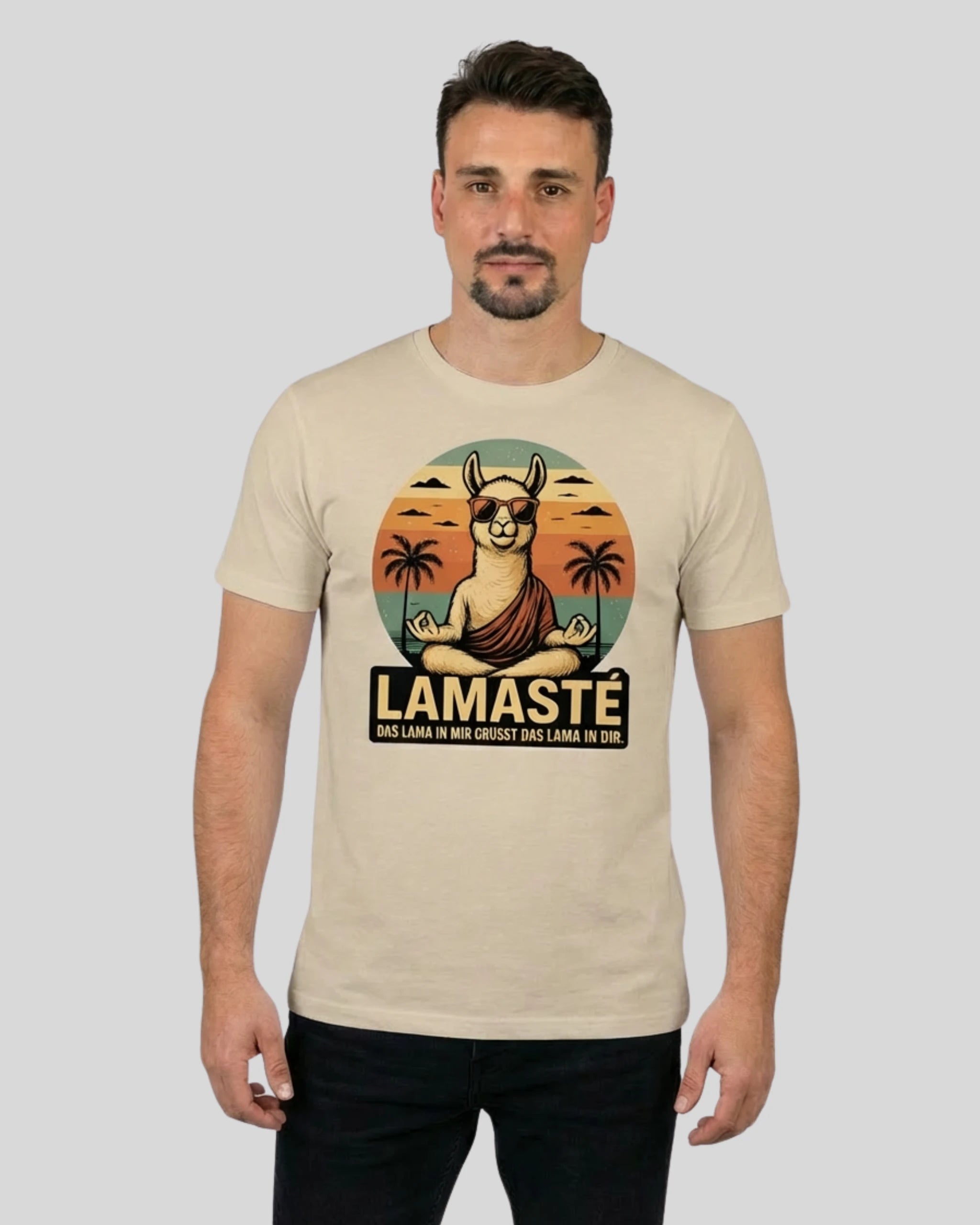 Spirituelles Yoga T-Shirt "Lamaste" für Männer in Desert, Frontansicht am Model. Ideales Geschenk für Yogis.