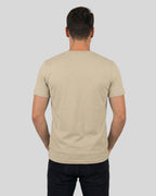 Achtsamkeits T-Shirt "Lamaste" für Herren in Desert, Rückenansicht am Model. Perfekt für Yoga & Meditation.