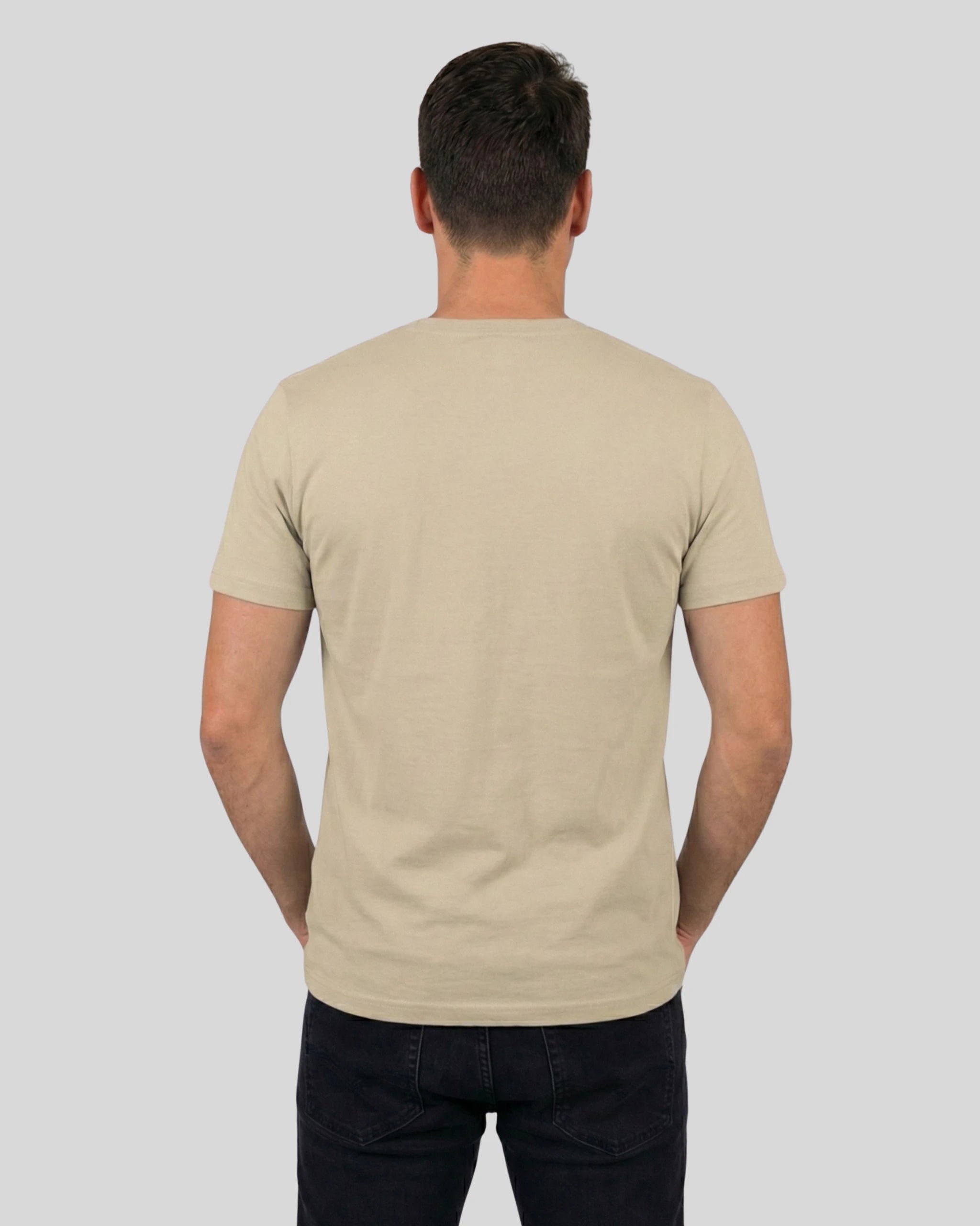Achtsamkeits T-Shirt "Lamaste" für Herren in Desert, Rückenansicht am Model. Perfekt für Yoga & Meditation.