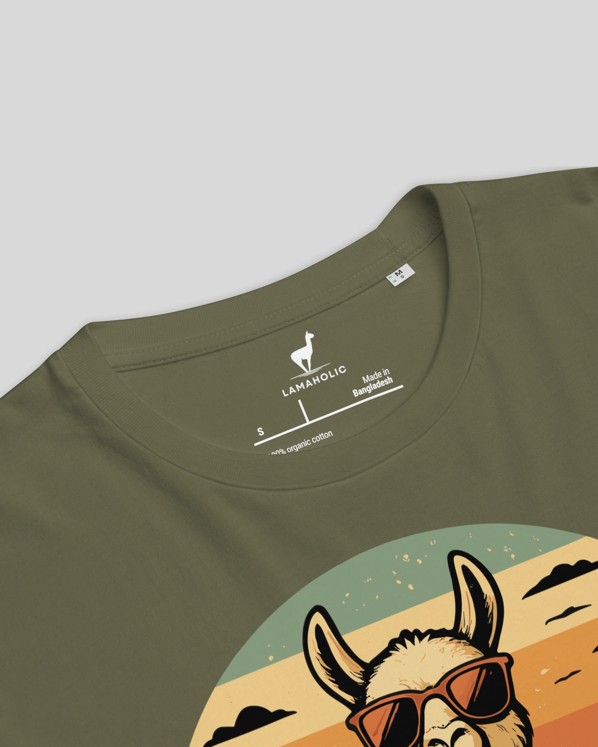 Spirituelles Yoga T-Shirt "Lamaste" in Khaki, Detailansicht des Nacken-Labels. Ideales Geschenk für Yogis.