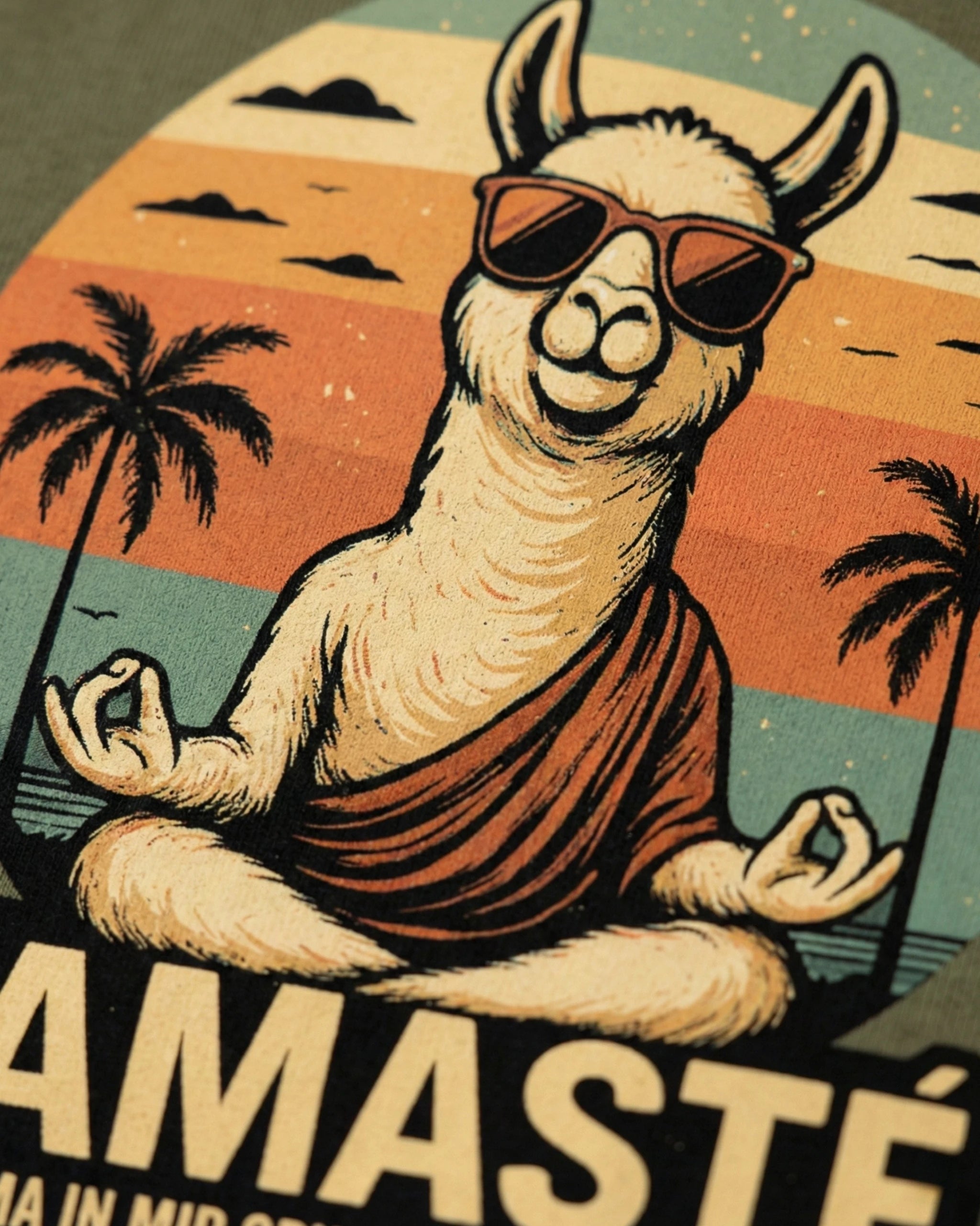 Spirituelles Yoga T-Shirt "Lamaste" in Khaki, Detailansicht des Lamaste-Drucks. Für mehr Achtsamkeit im Alltag.