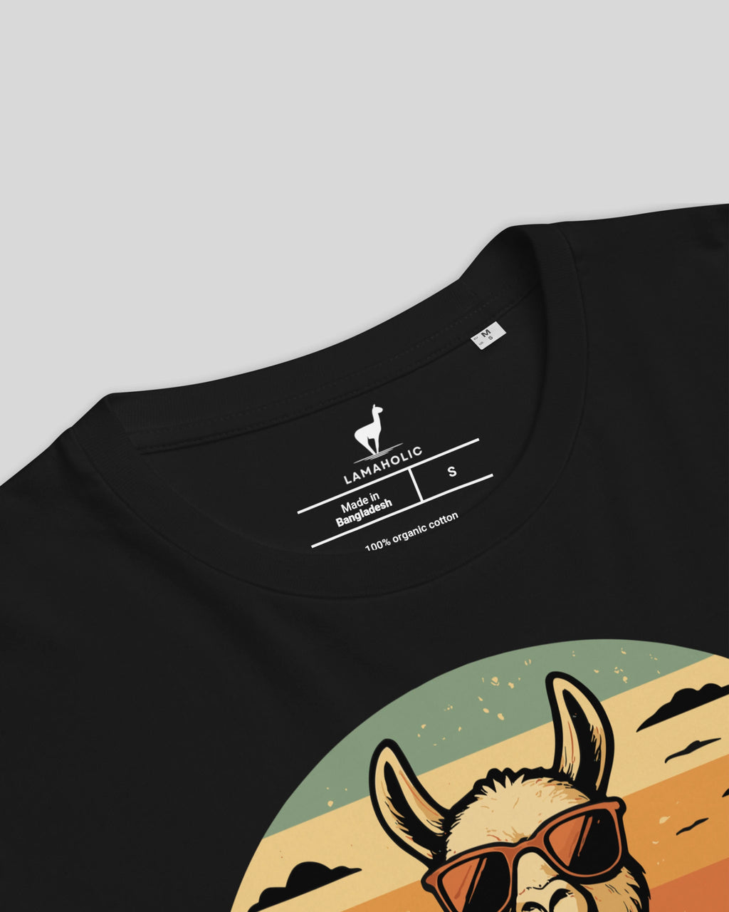 Spirituelles Yoga T-Shirt "Lamaste" in Schwarz, Detailansicht des Nacken-Labels. Nachhaltige Bio-Baumwolle.