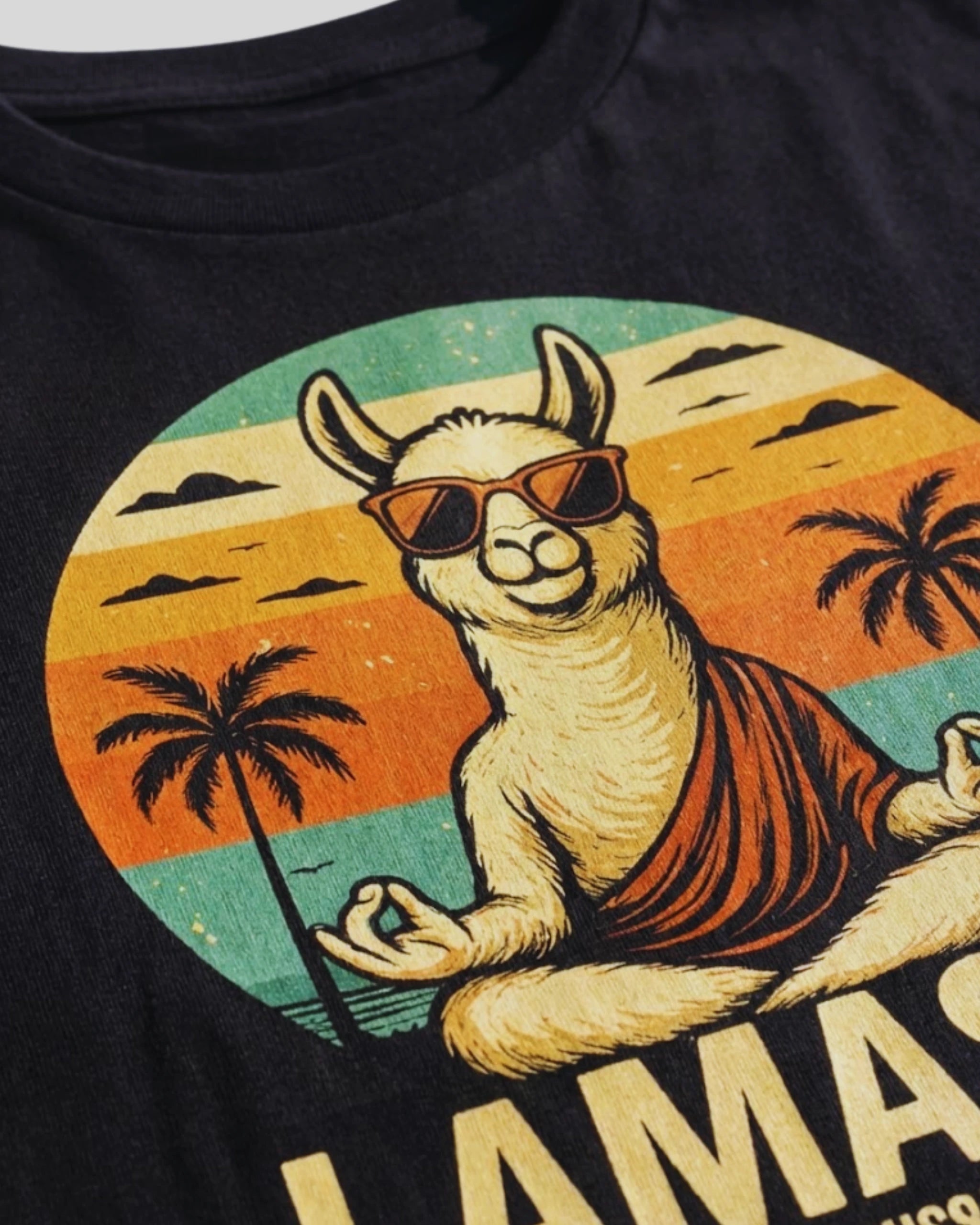 Spirituelles Yoga T-Shirt "Lamaste" in Schwarz, Detailansicht des Lamaste-Drucks. Ideales Geschenk für Yogis.