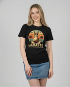 Spirituelles Yoga T-Shirt "Lamaste" für Yoginis in Schwarz, Frontansicht am Model. Ideales Geschenk für Yogis.