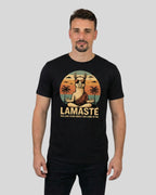 Achtsamkeits T-Shirt "Lamaste" für Männer in Schwarz, Frontansicht am Model. Zeige deine spirituelle Seite.