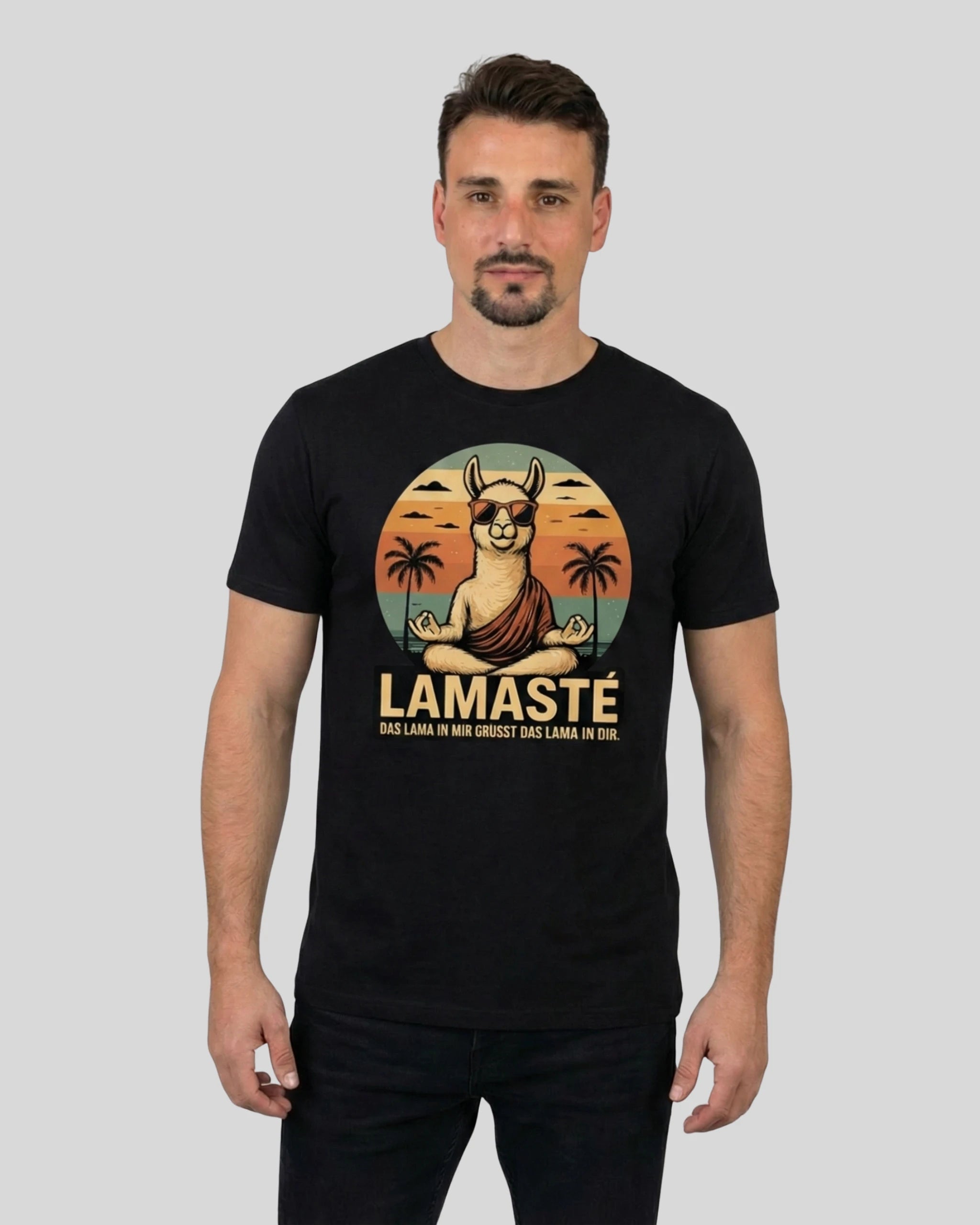 Achtsamkeits T-Shirt "Lamaste" für Männer in Schwarz, Frontansicht am Model. Zeige deine spirituelle Seite.