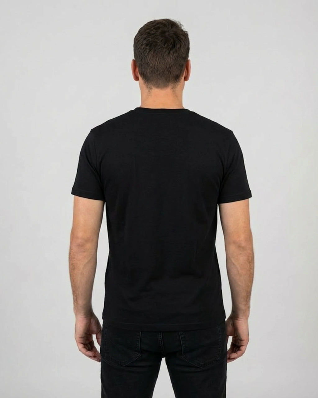 Spirituelles Yoga T-Shirt "Lamaste" für Herren in Schwarz, Rückenansicht am Model. Nachhaltige Bio-Baumwolle.
