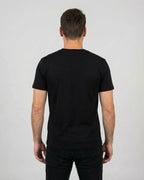 Spirituelles Yoga T-Shirt "Lamaste" für Herren in Schwarz, Rückenansicht am Model. Nachhaltige Bio-Baumwolle.