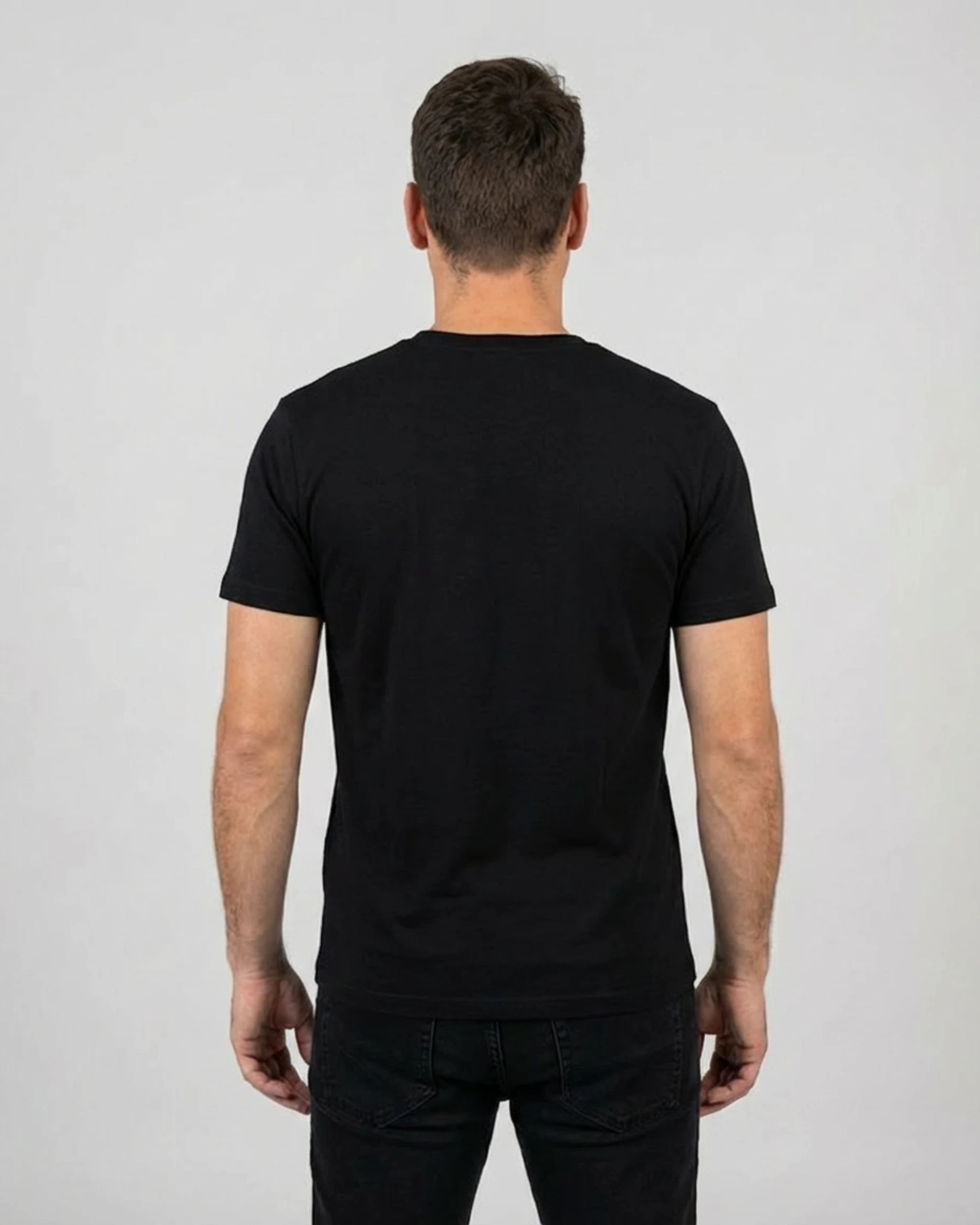 Spirituelles Yoga T-Shirt "Lamaste" für Herren in Schwarz, Rückenansicht am Model. Nachhaltige Bio-Baumwolle.