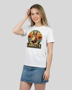 Namaste T-Shirt "Lamaste" für Yoginis in Weiss, Frontansicht am Model. Ideales Geschenk für Yogis.