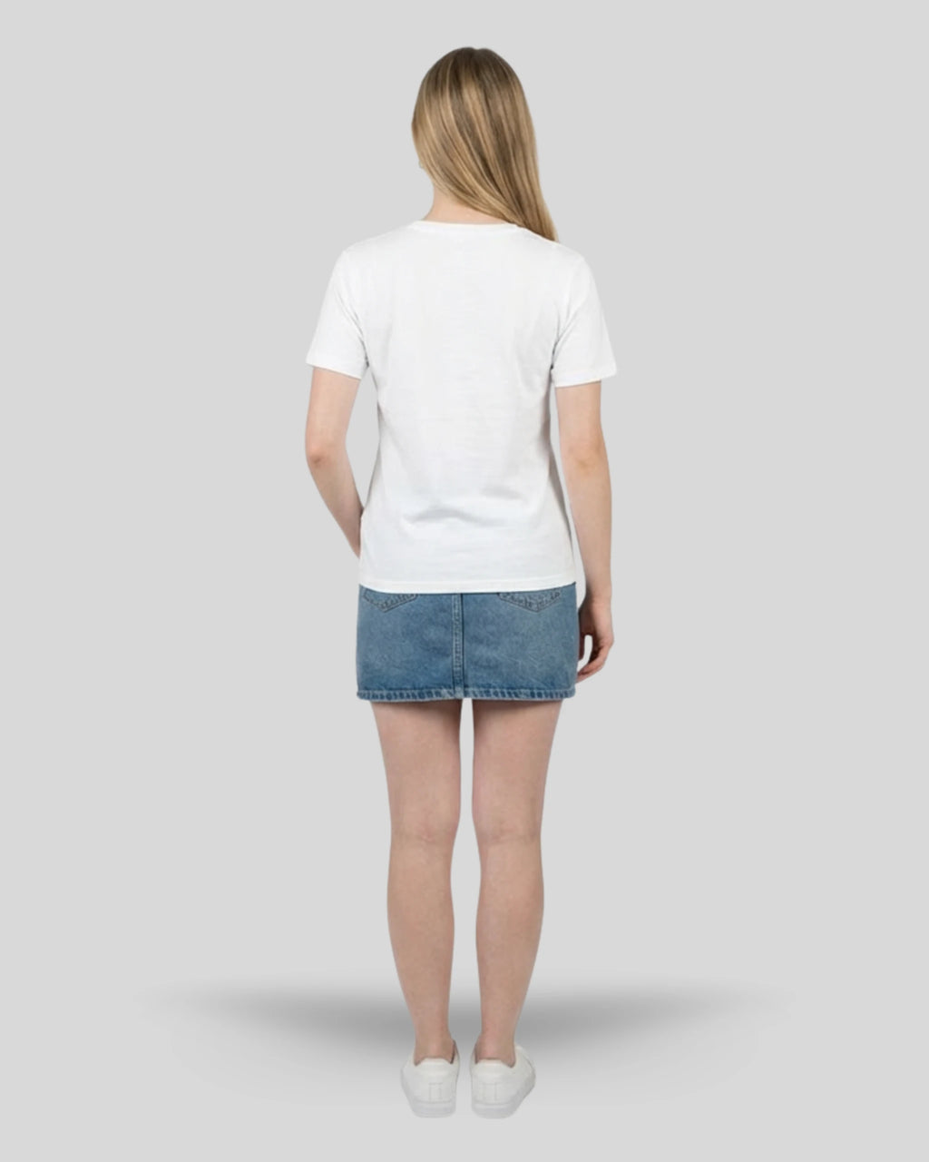 Achtsamkeits T-Shirt "Lamaste" für Damen in Weiss, Rückenansicht am Model. Perfekt für Yoga & Meditation.