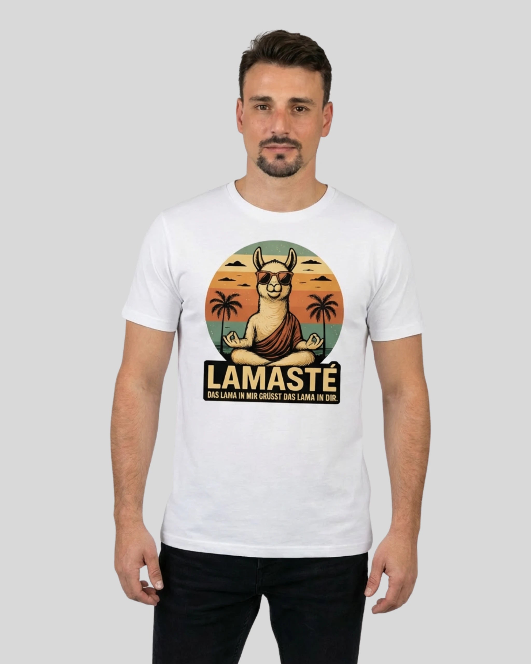 Namaste T-Shirt "Lamaste" für Herren in Weiss, Frontansicht am Model. Ideales Geschenk für Yogis.