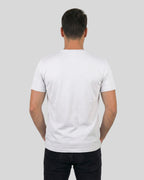 Meditations T-Shirt "Lamaste" für Männer in Weiss, Rückenansicht am Model. Für mehr Achtsamkeit im Alltag.