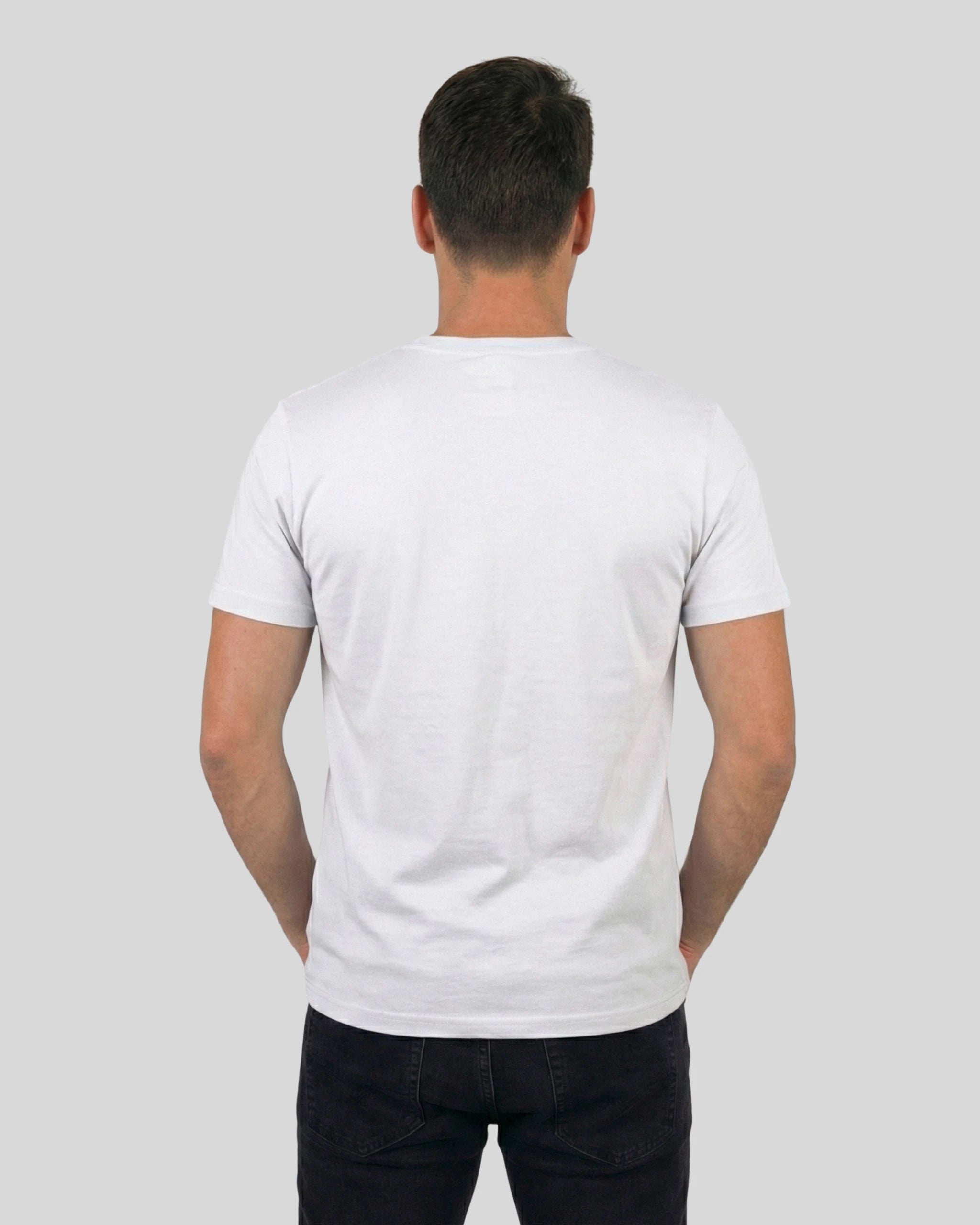 Meditations T-Shirt "Lamaste" für Männer in Weiss, Rückenansicht am Model. Für mehr Achtsamkeit im Alltag.