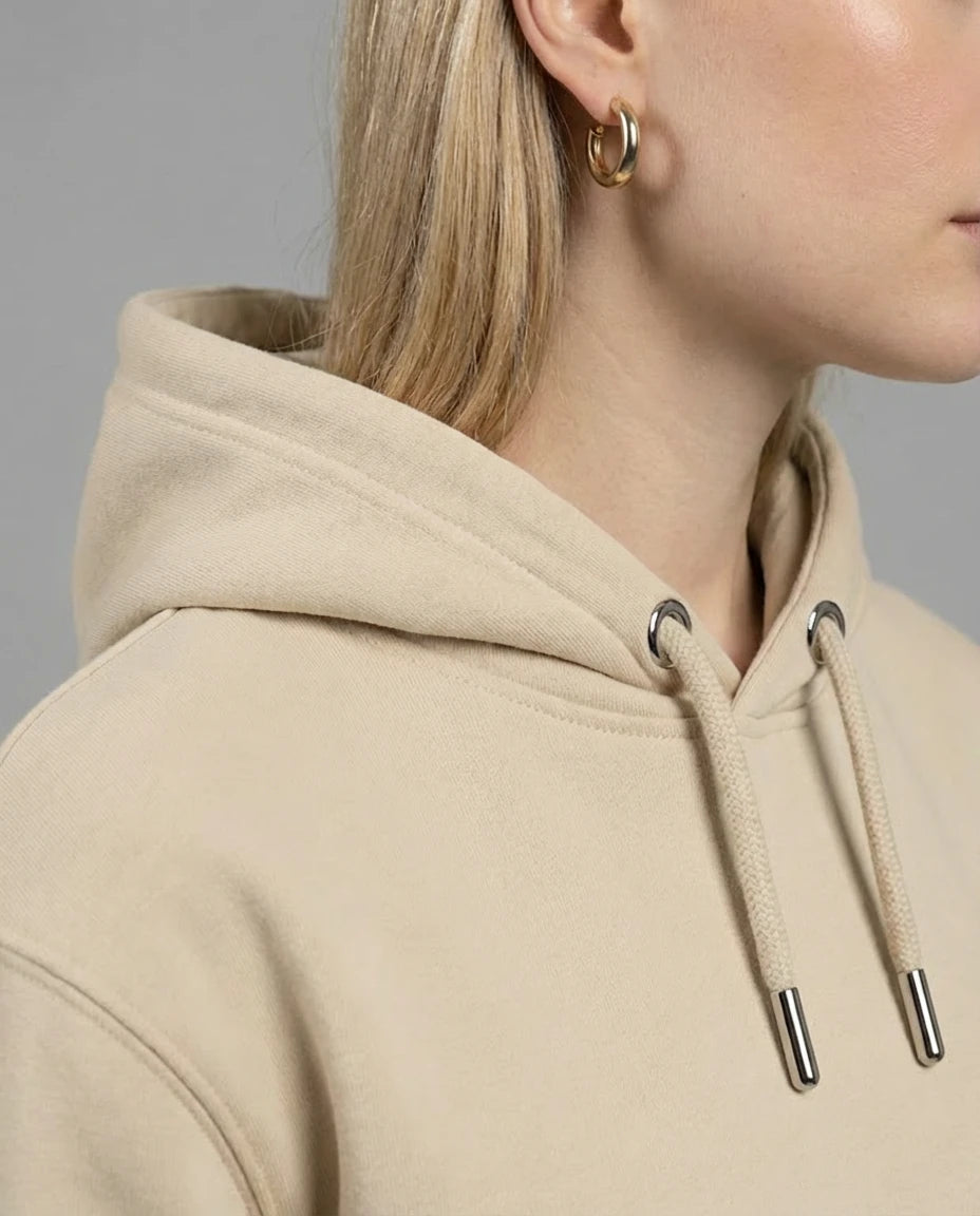 Detail der Kapuze des 'Laminator' Hoodies in Desert Dust. Zeigt die weiche und robuste Stoffqualität.