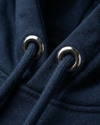 Detailaufnahme des lustigen 'Laminator'-Spruchs auf dem navy-blauen Hoodie für Gamer.