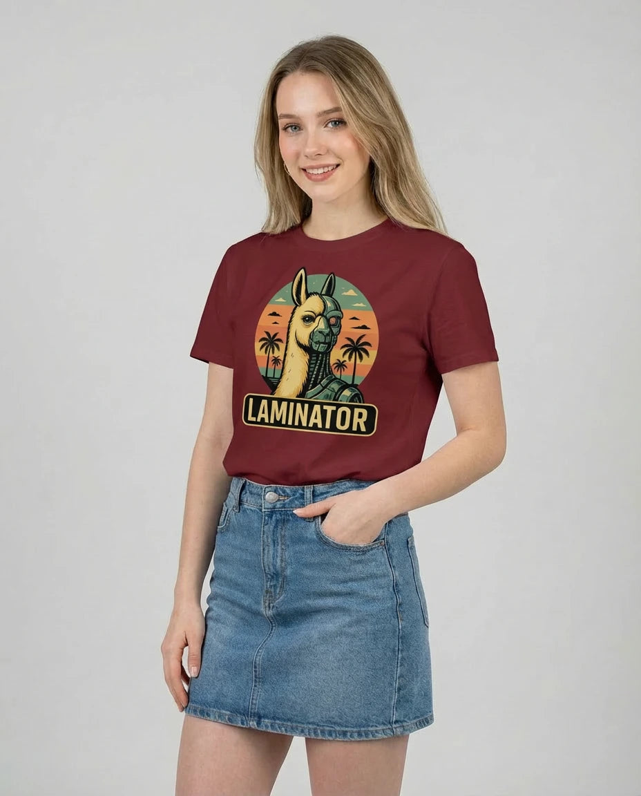 Witziges T-Shirt "Laminator" für Frauen in Burgundi, Frontansicht am Model. IT-Profi Outfit mit Humor.