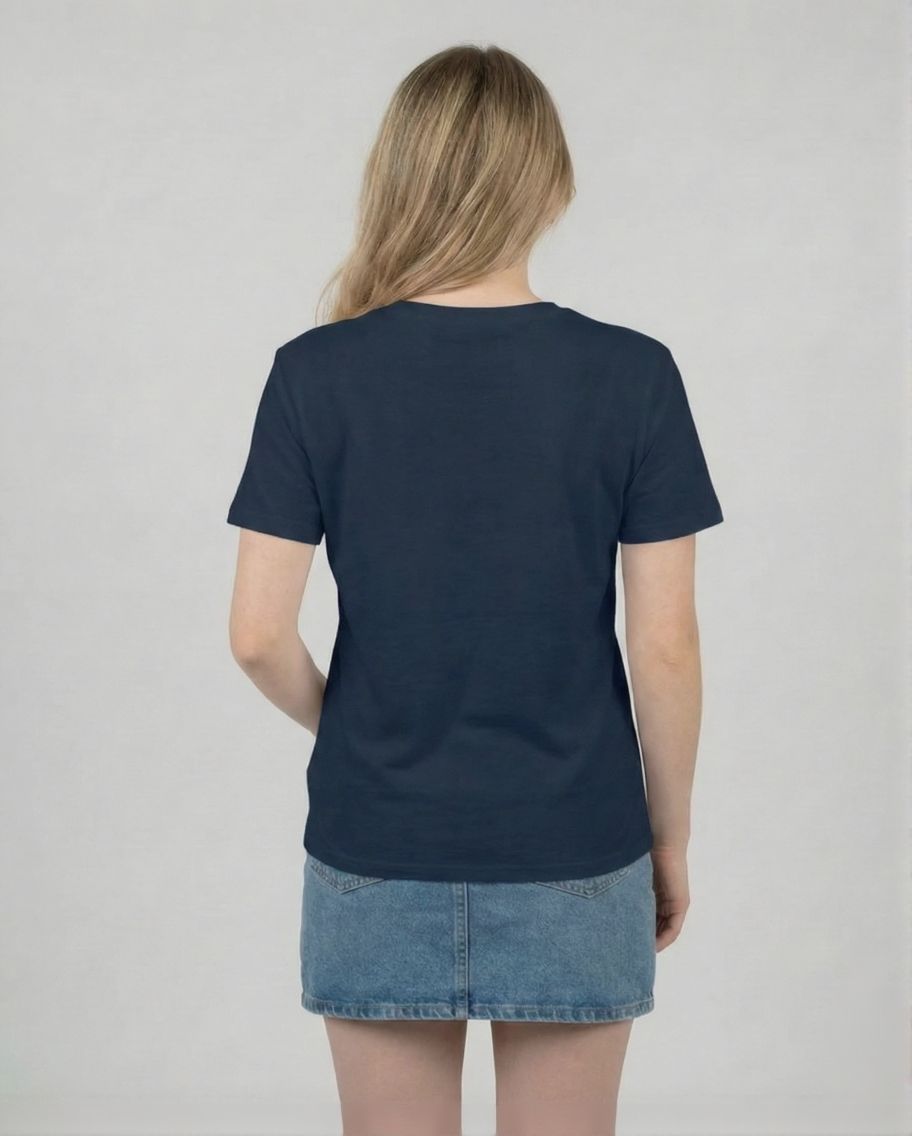 Statement T-Shirt "Laminator" für Damen in French, Rückenansicht am Model. Zeige deine Nerd-Seite.