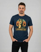 Statement T-Shirt "Laminator" für Herren in French, Frontansicht am Model. IT-Profi Outfit mit Humor.