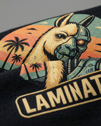 Gamer T-Shirt "Laminator" in Schwarz, Detailansicht des Drucks. Geschenk für Gamer & Nerds.